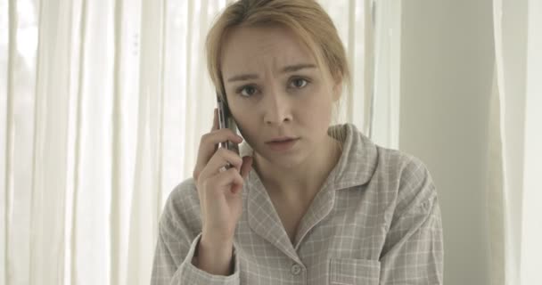 Hermosa mujer hablando por teléfono celular en casa . — Vídeos de Stock