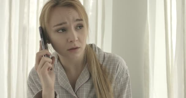 Красивая женщина разговаривает по мобильному телефону дома . — стоковое видео