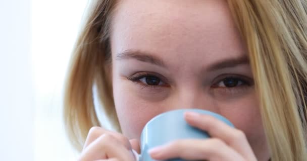집에서 차 한잔과 함께 휴식 하는 여자의 초상화 — 비디오