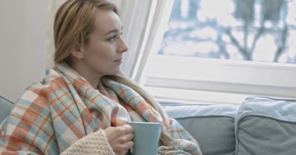 Портрет жінки, що відпочиває вдома з чашкою чаю — стокове відео
