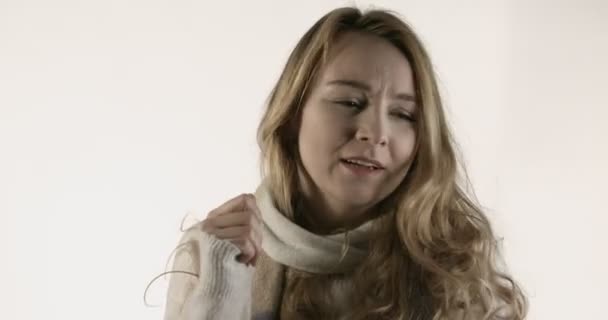 Žena s papírové ubrousky kýchání — Stock video