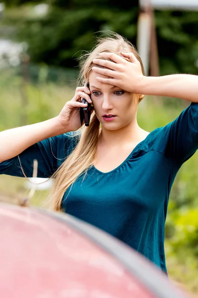 Mulher discando seu telefone após acidente de carro — Fotografia de Stock