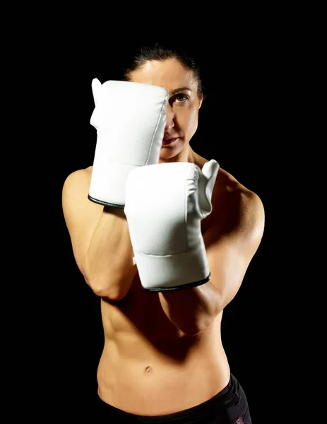 Femme de boxe musculaire montrant ses muscles . — Photo