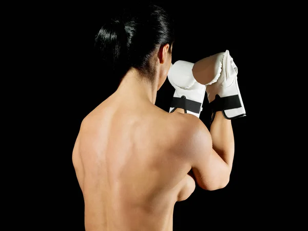 Femme de boxe musculaire montrant ses muscles . — Photo