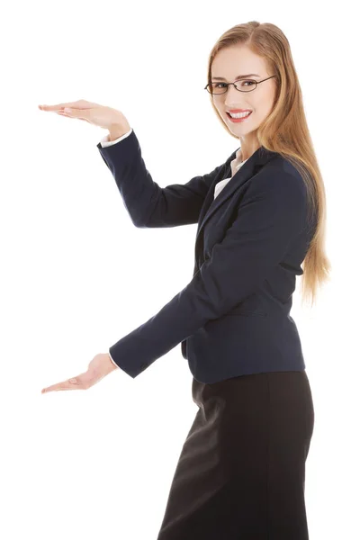 Beautiful caucasian business woman is having empty space between her hands. — Stock Photo, Image