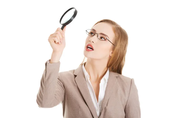 Beautiful business woman looking through magnifying glass. — Stock Photo, Image