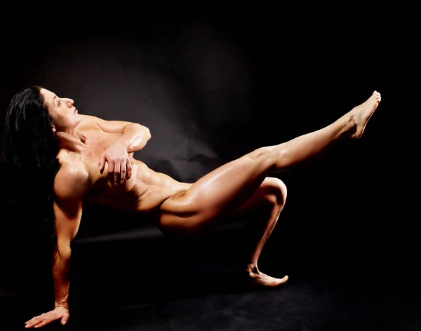 Gespierde bodybuilder vrouw tonen haar spieren. — Stockfoto
