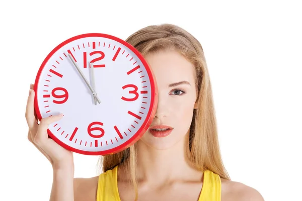 Schöne kaukasische lässige Frau mit roter Uhr. — Stockfoto