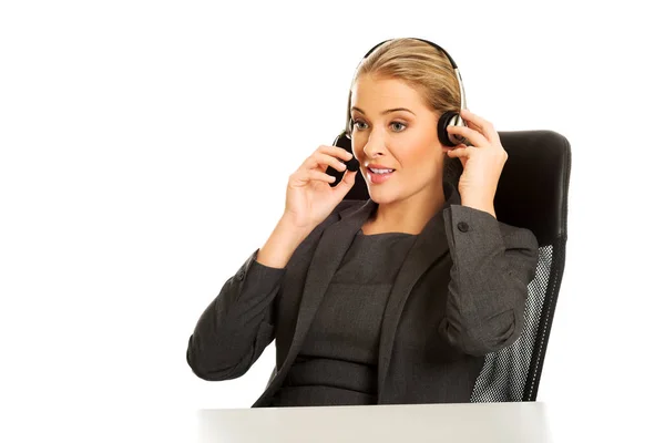 Call center vrouw zitten aan de balie — Stockfoto