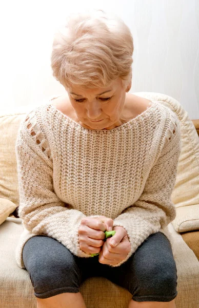 Depressive Seniorin, Witwe — Stockfoto