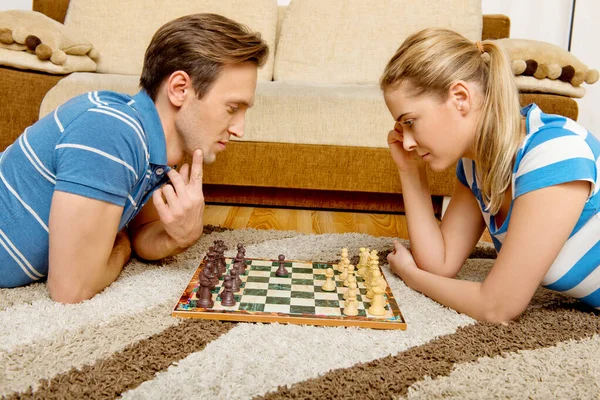 Coppia giocare a scacchi — Foto Stock