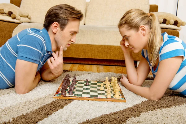 Couple jouant aux échecs — Photo