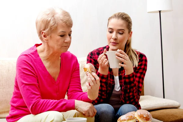 Ältere Frau und ihre Tochter — Stockfoto