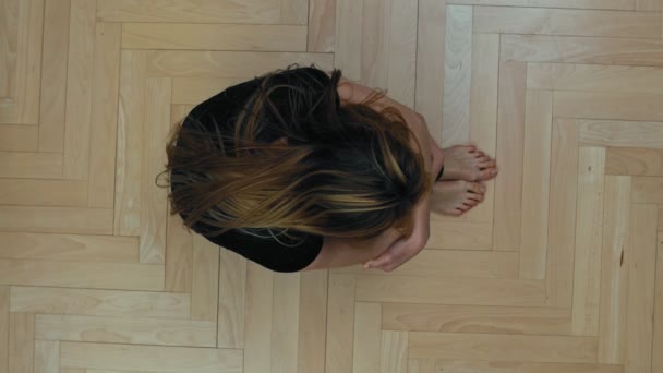 Ağlayan kadın tepede — Stok video