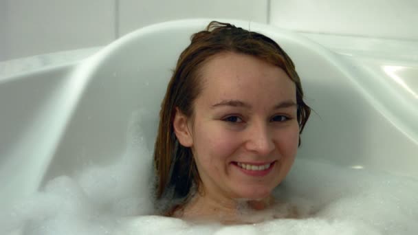 在浴室里微笑的女人 — 图库视频影像