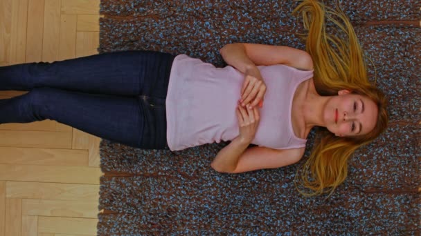 Mujer acostada en el suelo — Vídeos de Stock