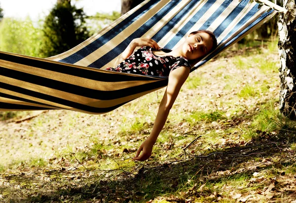 Woman sleeping in hammock — Stock Photo, Image