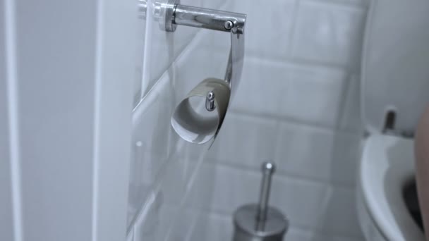 Toilettenpapier geht aus — Stockvideo