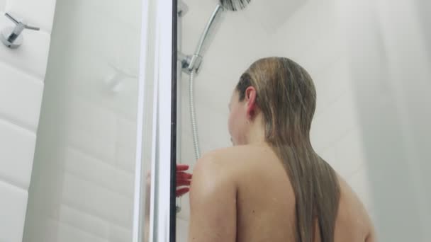 Оголена жінка під душем — стокове відео