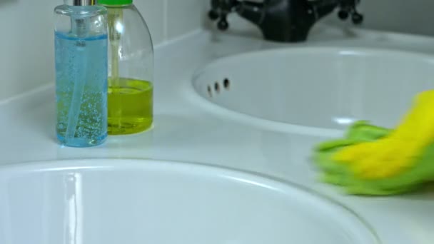 Trabalho doméstico - lavatório de limpeza — Vídeo de Stock