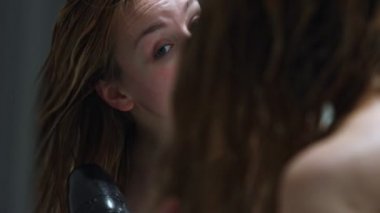 Uzun sarı saçlı bir kadın.