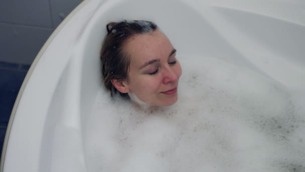 Женщина отдыхает в ванной — стоковое видео