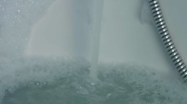 Küvete su damlıyor.