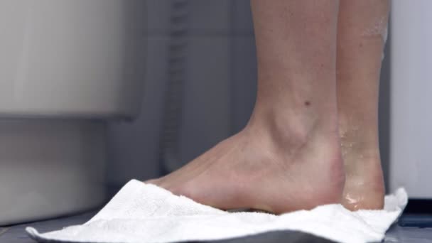 Natte voeten op handdoek — Stockvideo