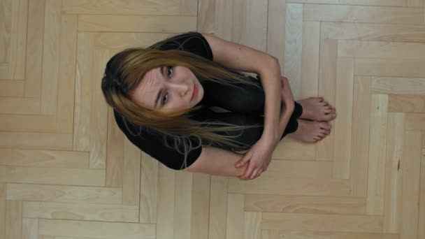 床の上の悲しい女性 — ストック動画