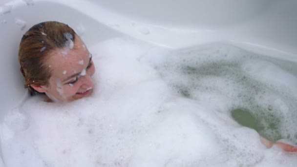 Femme jouer avec babbles dans le bain — Video