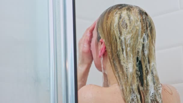 Blond woman washing hair — Stock Video