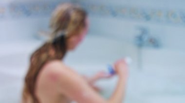 Tanımlanamayan banyo yapan kadın