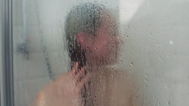 淋浴房里无法辨认的女人 — 图库视频影像