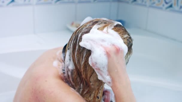 Shampoo auf Haar, Haare waschen — Stockvideo
