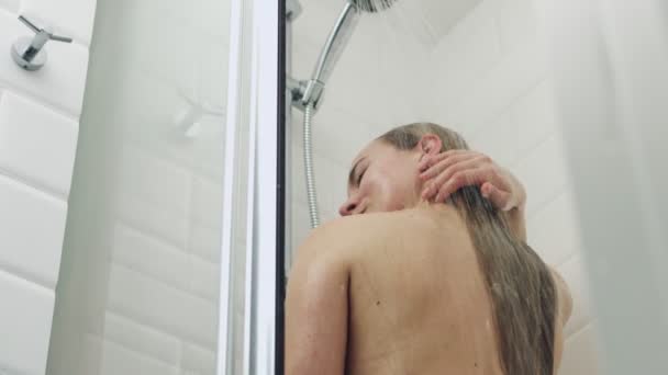 Nő takarítás zuhanykabinban — Stock videók