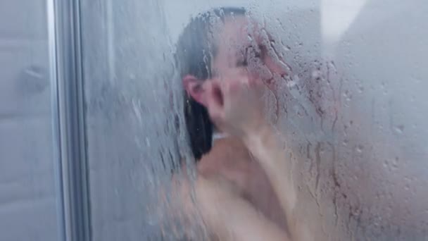 Неузнаваемая женщина принимает душ — стоковое видео