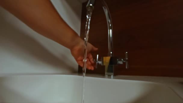 Wasser sparen, Umwelt schützen — Stockvideo