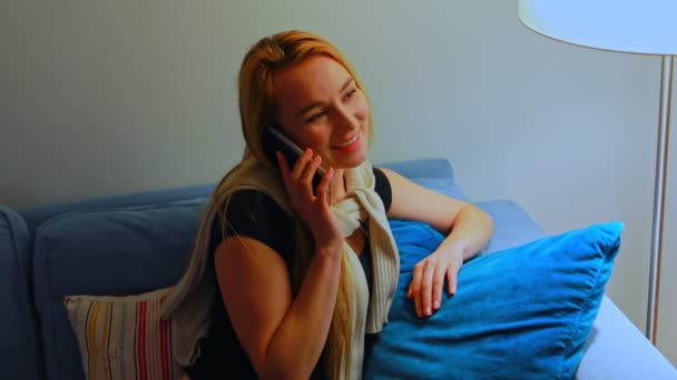Женщина разговаривает по телефону — стоковое видео