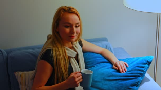 Mulher desfrutando de café — Vídeo de Stock