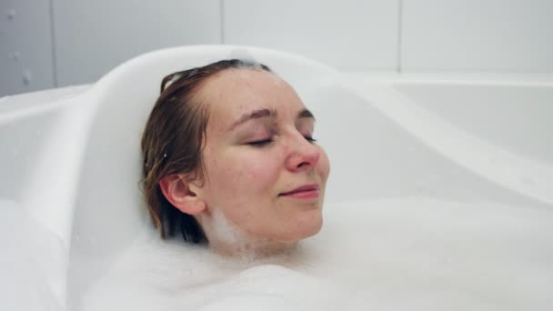 Kvinna som sover i badet — Stockvideo