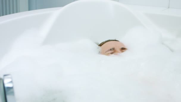 Mujer relajada en baño con burbujas — Vídeo de stock