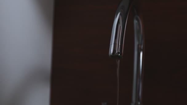 Drinkwater besparen in huis — Stockvideo