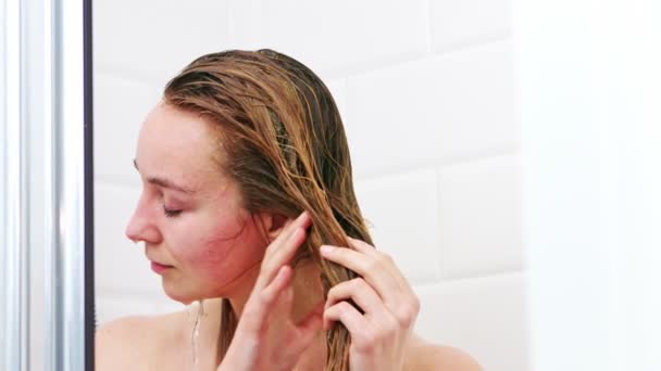 Mujer wahing cuerpo en ducha — Vídeo de stock