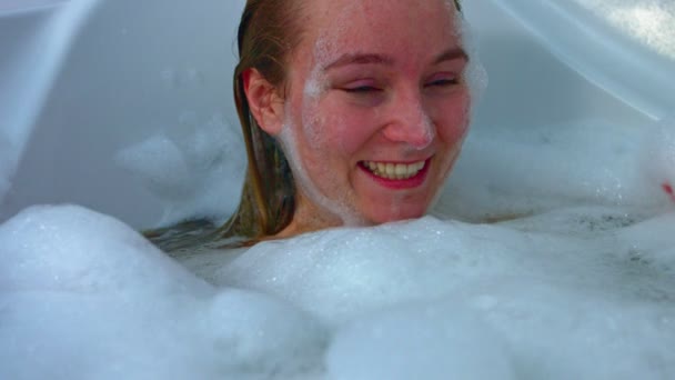 Femme souriante dans le bain — Video