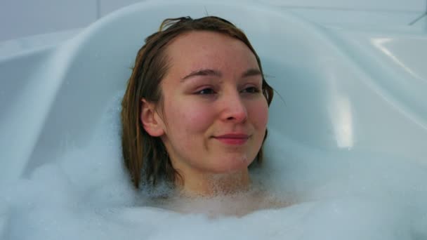 Розслаблена жінка в ванні — стокове відео