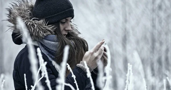 Partager avec des sentiments ou des pensées, en hiver — Photo