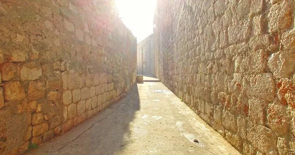Caminando por el casco antiguo de Dubrovnik — Foto de Stock