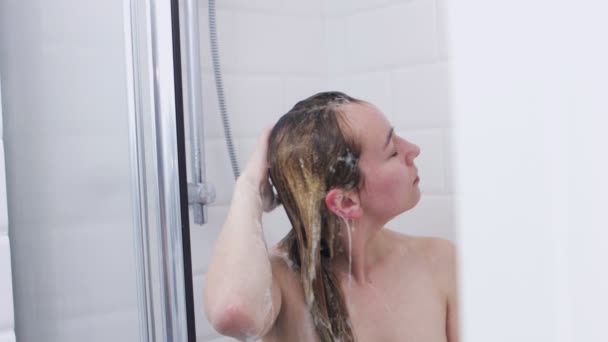 Принимая душ, повседневная рутина — стоковое видео