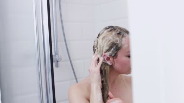 Mulher com shampoo — Vídeo de Stock