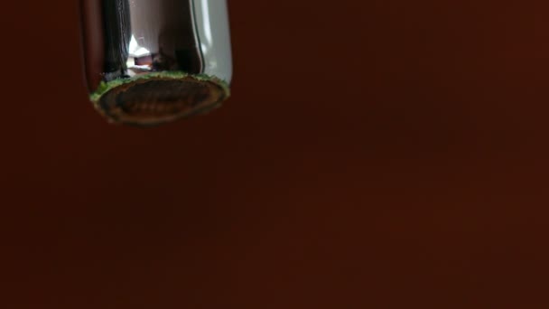 Капающая вода из сломанного крана — стоковое видео